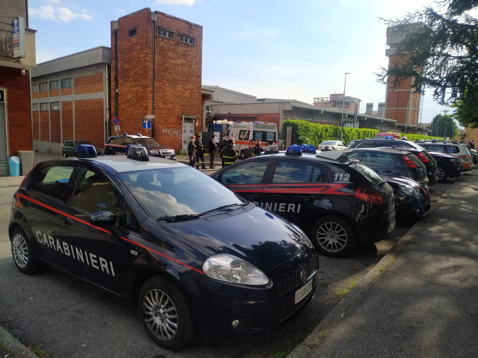 Nova Milanese carabinieri barricato in casa