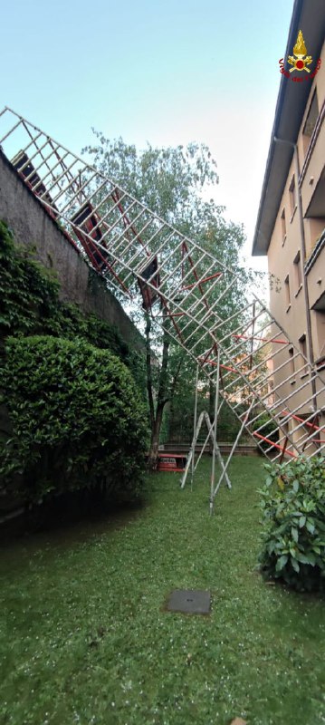 Crolla un ponteggio e si “appoggia” a un muro
