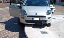 Un’altra auto finisce dentro la fontana: era appena stata riparata