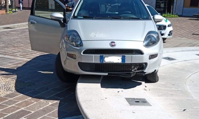 Un’altra auto finisce dentro la fontana: era appena stata riparata