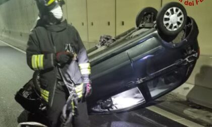 Auto si ribalta in galleria, intervengono i pompieri