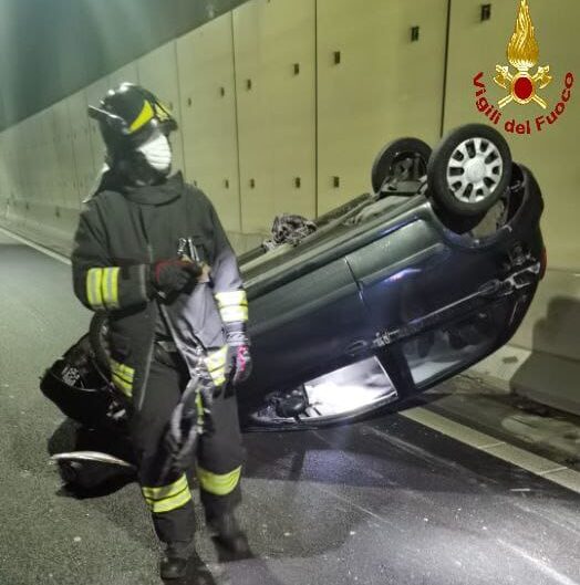 Auto si ribalta in galleria, intervengono i pompieri