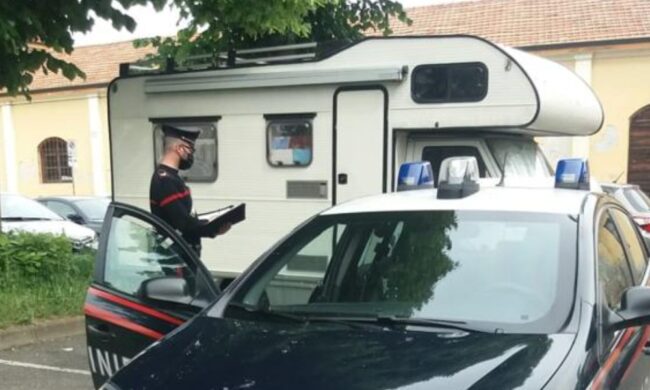 Evade dai domiciliari e si rifugia in un camper, a “tradirla” la festa di compleanno