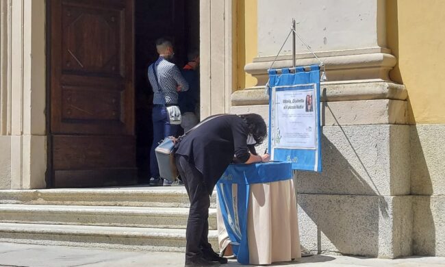 A-Vedano-e-il-momento-del-silenzio-e-delladdio-650x390