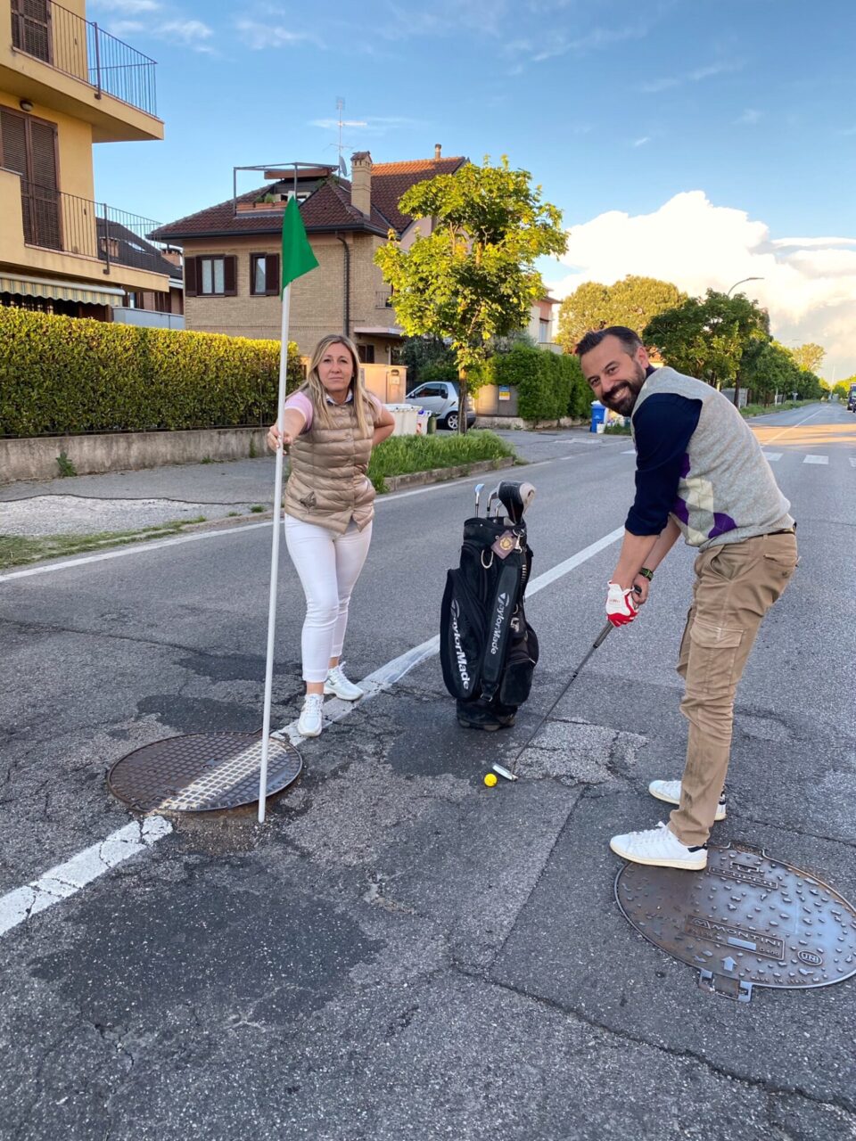 “Buche in strada come un campo da golf”