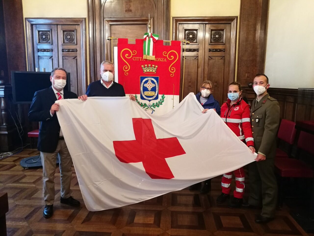 La bandiera della Croce rossa svetta sul Municipio