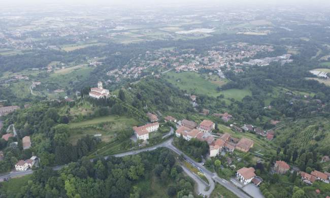 La vicina Montevecchia mette al bando le auto nel weekend per tutta l’estate