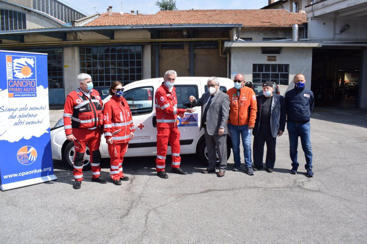 Cancro Primo Aiuto dona un nuovo mezzo alla Croce Rossa