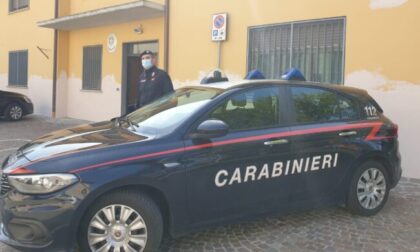 Monzese cacciato dalla moglie vive in auto da una settimana, ma non ha soldi per mangiare: aiutato dai Carabinieri