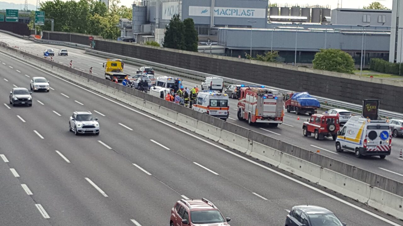 Paura sulla A4: auto si ribalta, traffico bloccato