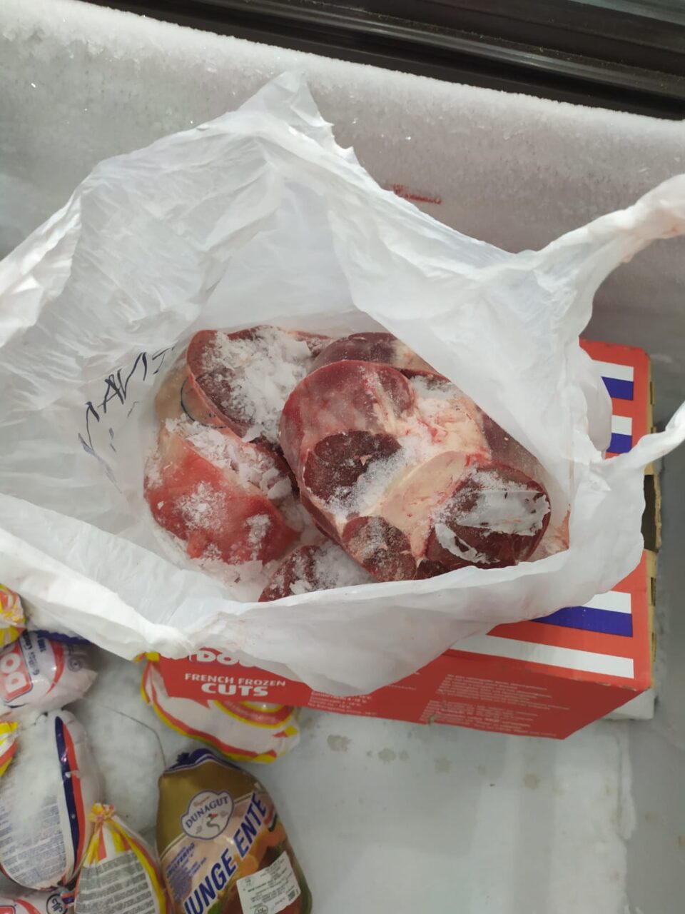 Carne mal conservata e prodotti non autorizzati: multato negozio