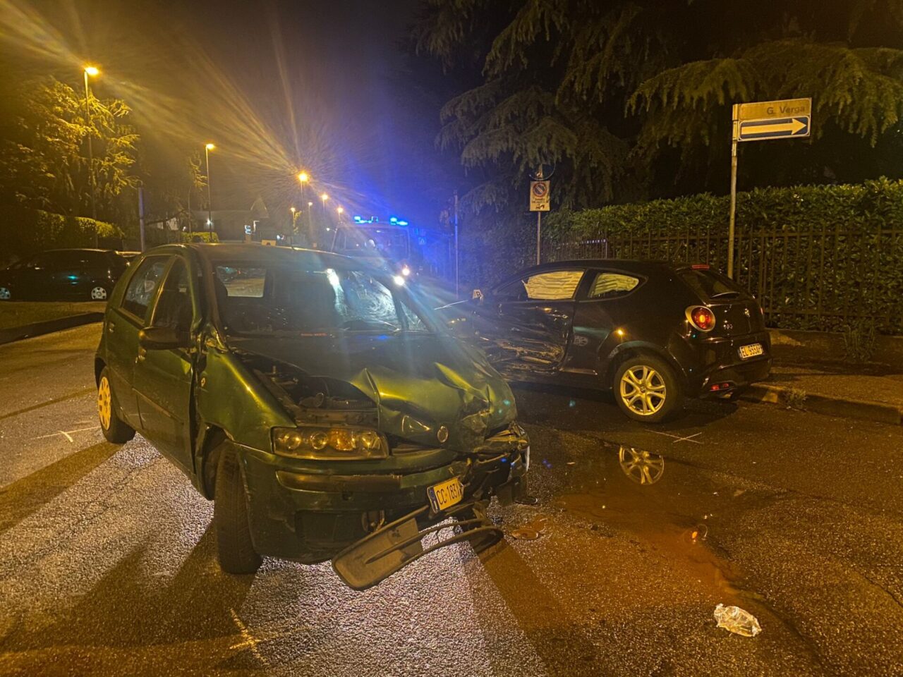 Scontro tra due auto, tre giovani in ospedale