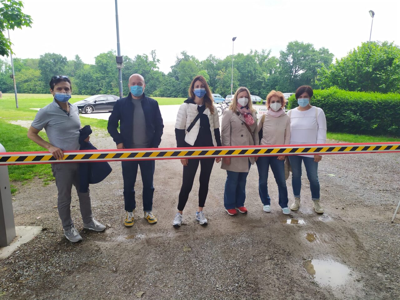Parcheggio impedito da una sbarra, sale la protesta