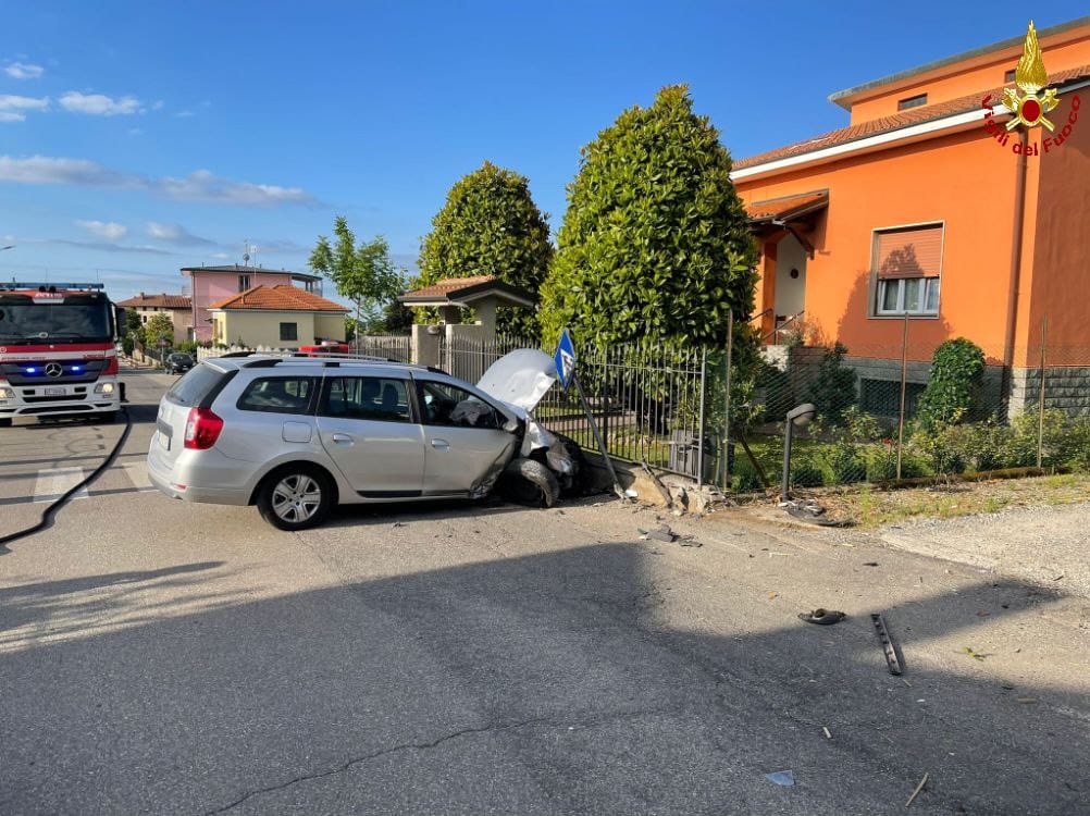 Automobilista si schianta contro un palo e trancia il tubo del gas