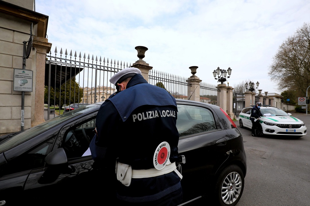 Polizia locale: in Lombardia via libera a pistole al peperoncino e dissuasori di stordimento