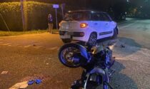 Drammatico incidente tra un'auto e una moto, due giovani in gravissime condizioni