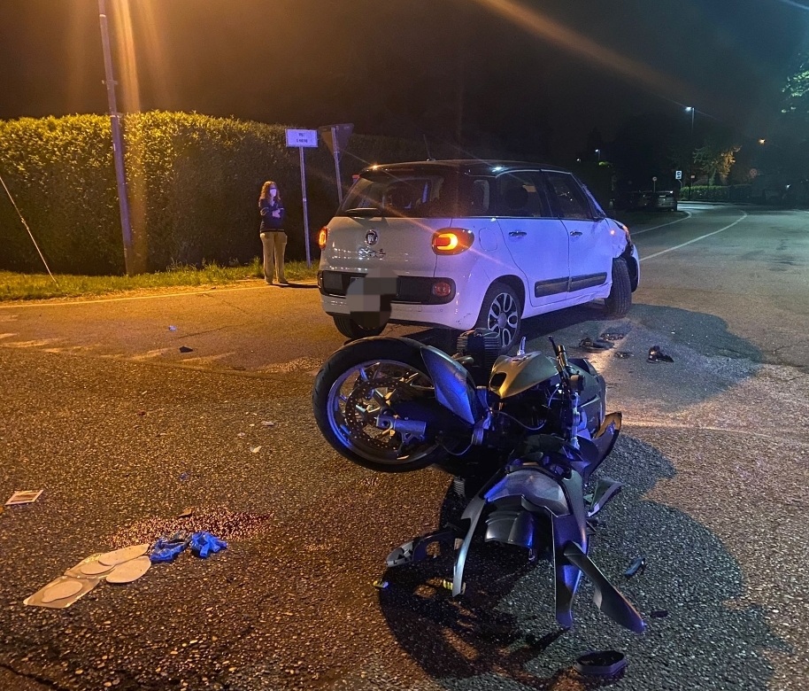 Drammatico incidente tra un’auto e una moto, due giovani in gravissime condizioni