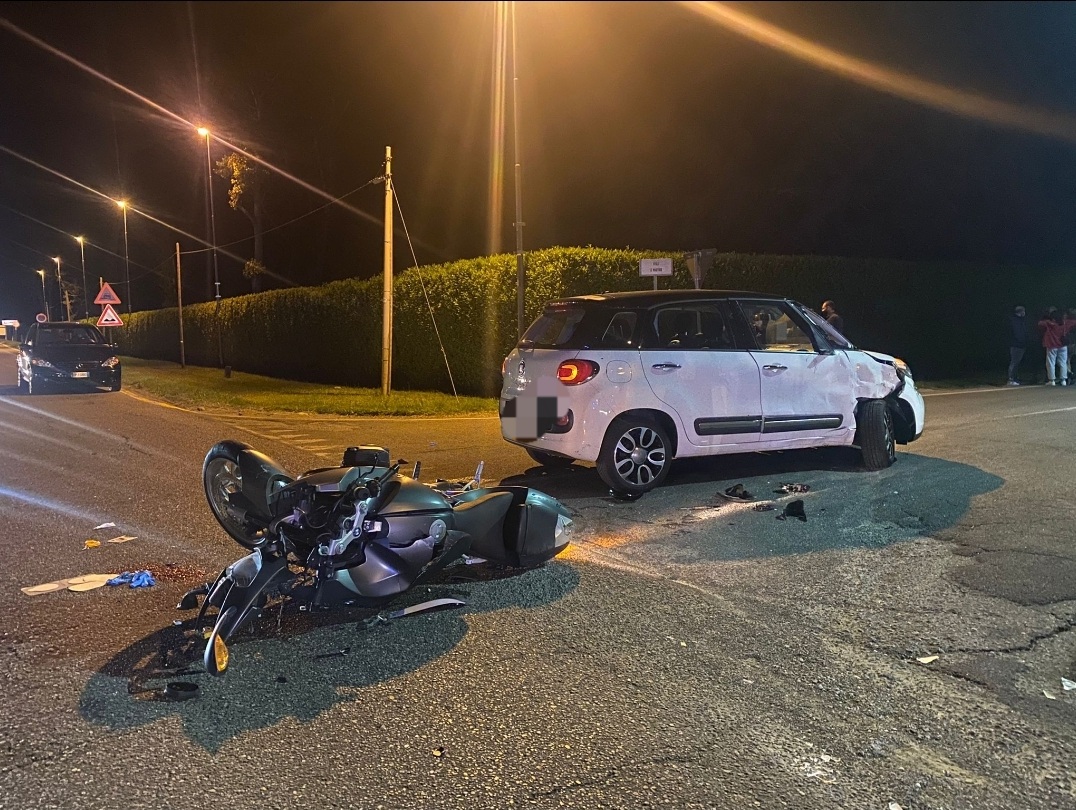 Scontro fra auto e moto, muore una ragazza di 31 anni