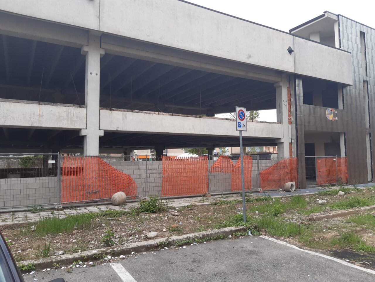 Seregno: lavori in corso nell’edificio dismesso Edison/Colzani, saranno murati tutti gli accessi