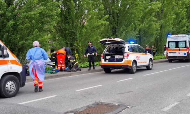 Madre e due figli investiti da un pirata della strada nel meratese, grave un bimbo di 7 anni
