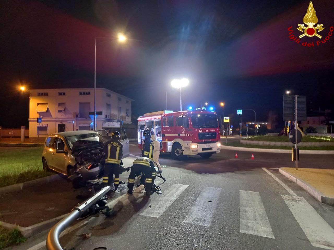 Schianto in auto contro il palo: in due finiscono in ospedale
