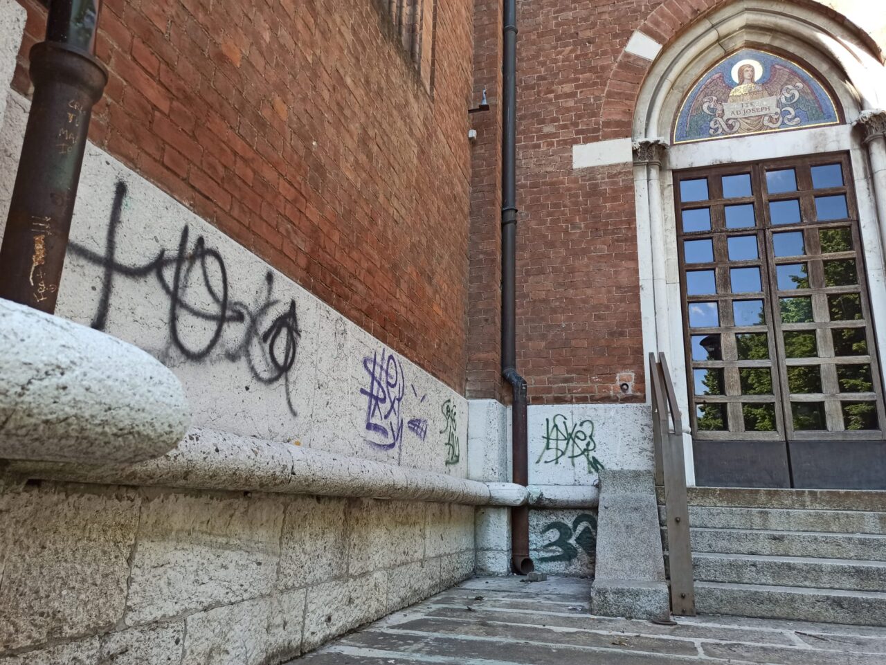 Il centro “ostaggio” di teppisti, vandali e baby gang