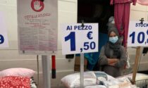 Al mercato gli ambulanti espongono i volantini contro la violenza sulle donne