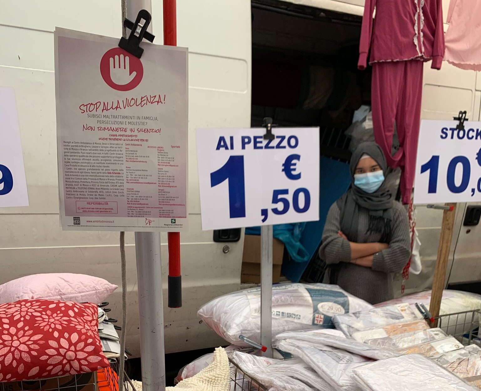 Vimercate: Al mercato gli ambulanti espongono i volantini contro la  violenza sulle donne - Prima Monza