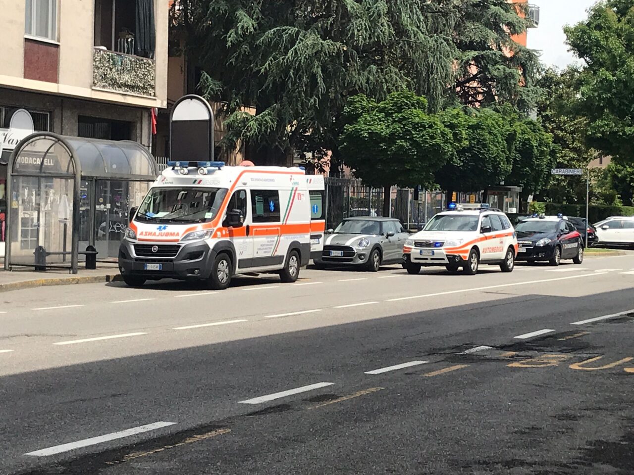 Bimba precipita dal balcone mentre gioca
