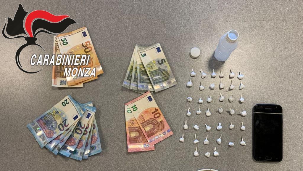 Spacciatore lungo la pista ciclabile: 20enne in manette