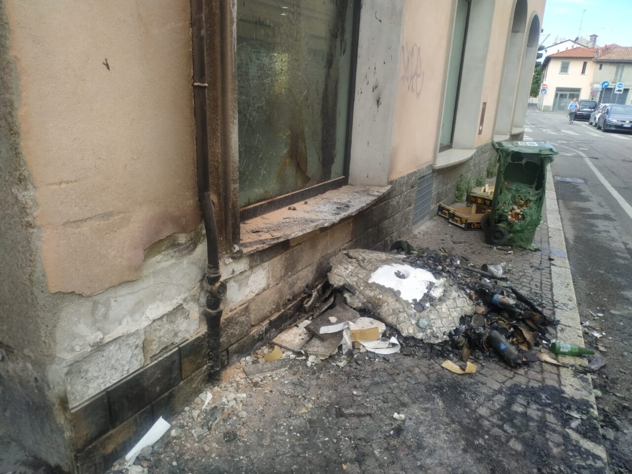 Rifiuti in fiamme, paura in via Lampugnani