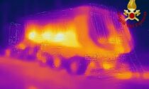 Camion carico di asfalto caldo prende fuoco: intervento dei pompieri nella notte