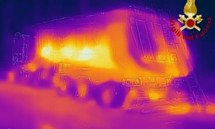 Camion carico di asfalto caldo prende fuoco: intervento dei pompieri nella notte