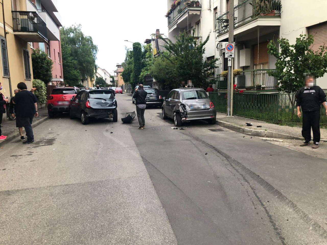 Sperona un’auto e scappa: è caccia al pirata della strada