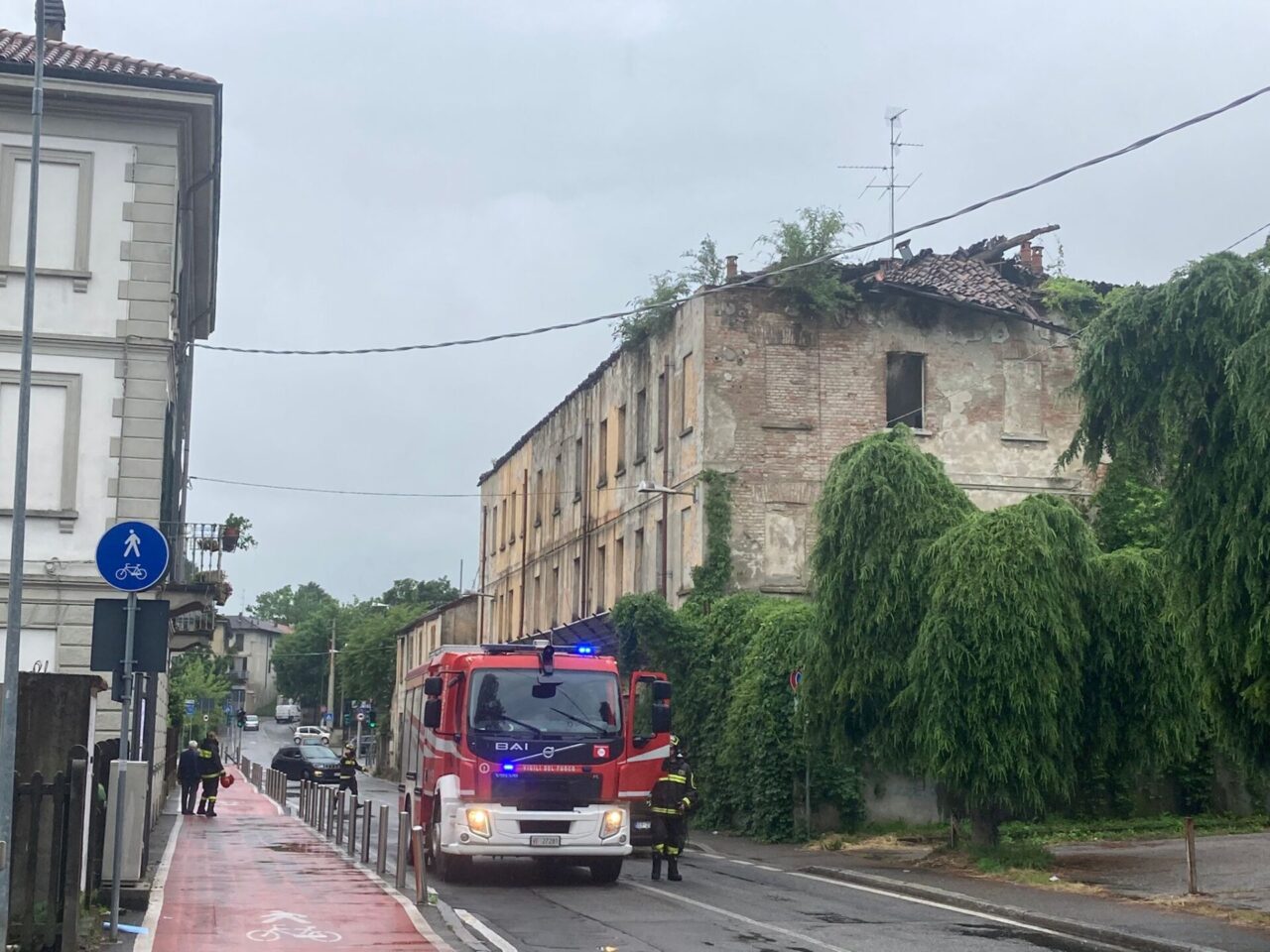 La pioggia fa crollare una parte di tetto di uno stabile abbandonato