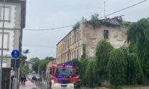 La pioggia fa crollare una parte di tetto di uno stabile abbandonato