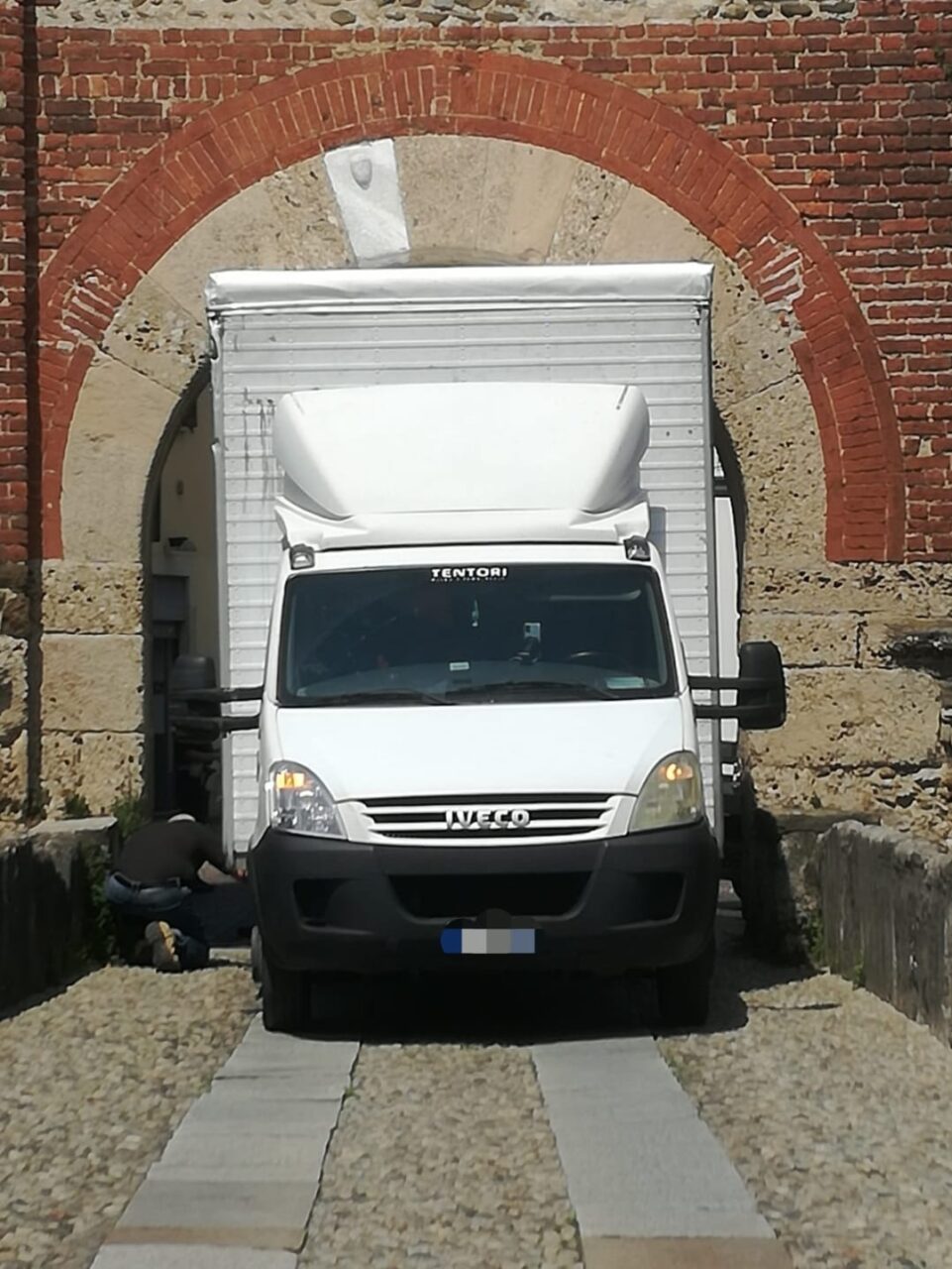 Camion incastrato sul ponte di San Rocco