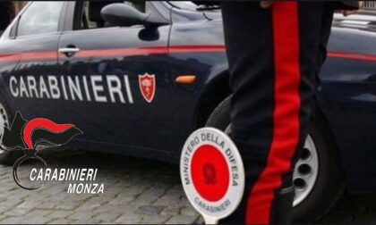 Getta via la droga dopo aver visto i Carabinieri: 27enne finisce nei guai