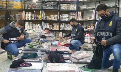 In Piemonte sequestrati 400mila vestiti in finta seta: le indagini arrivano anche in Brianza 