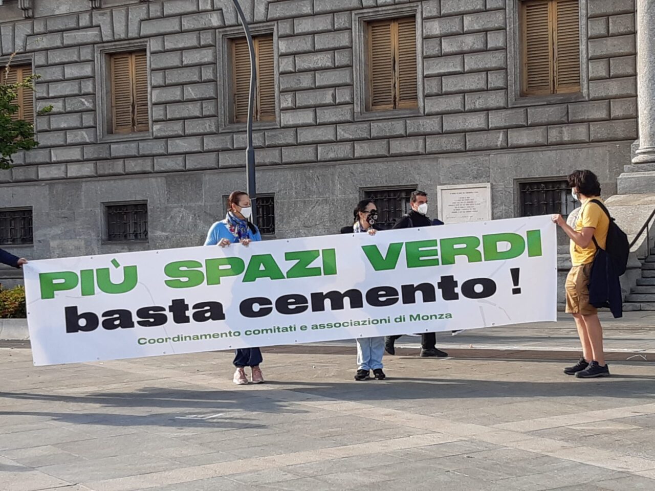 Basta cemento, i comitati protestano davanti al Municipio
