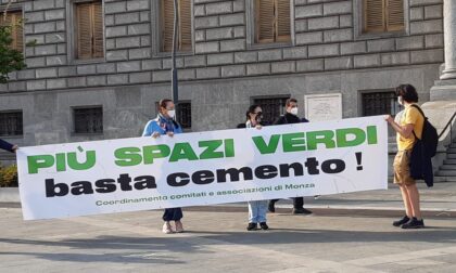 Basta cemento, i comitati protestano davanti al Municipio