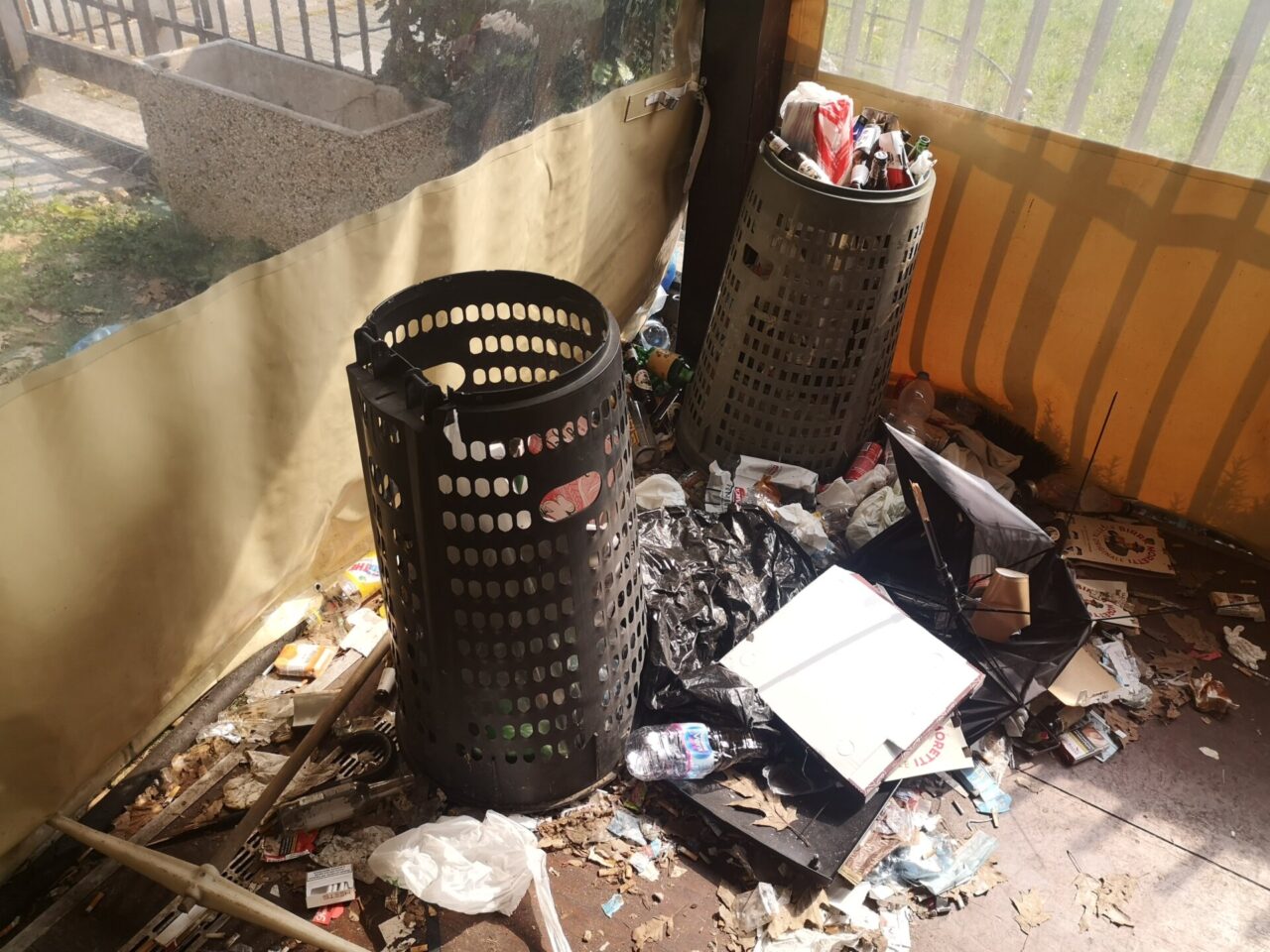 Il Centro anziani è chiuso, giardinetto in balia dei vandali