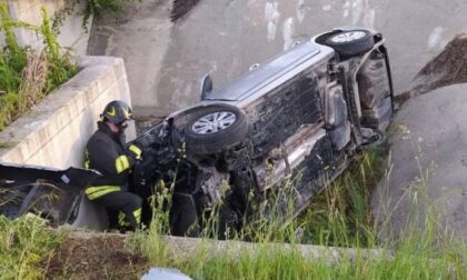 Finisce nel fosso con l'auto, ferito un 28enne di Brugherio