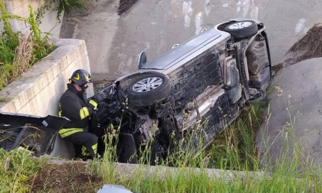 Finisce nel fosso con l’auto, ferito un 28enne di Brugherio