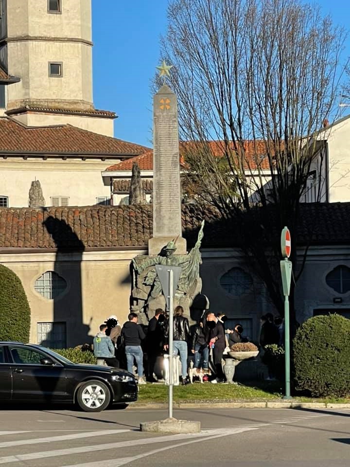 Al monumento ai Caduti colpo di spugna al degrado