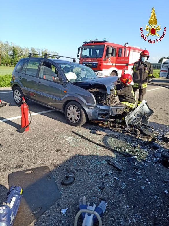 incidente scontro frontale auto Ceriano pompieri elisoccorso