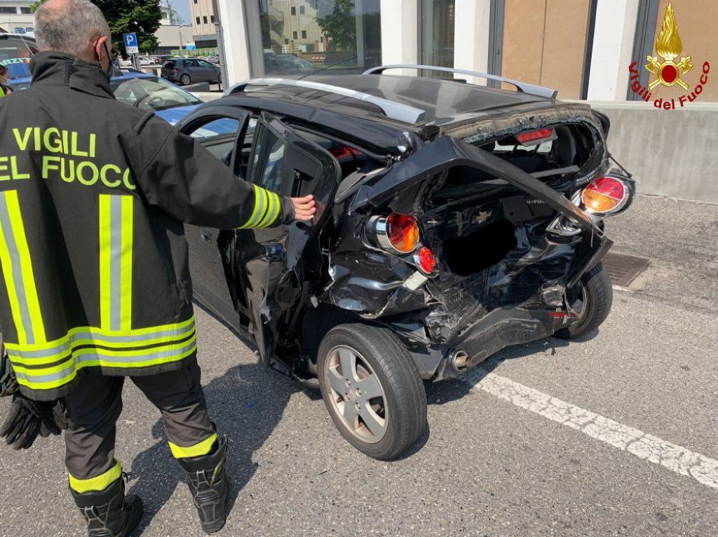 Incastrato tra le lamiere dell’auto, sulla Ss 36 intervengono i Vigili del Fuoco
