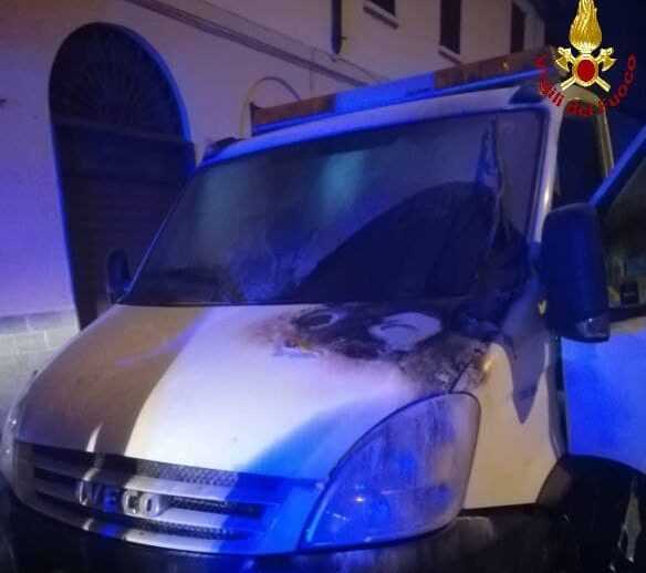Carro attrezzi prende fuoco: intervengono i pompieri