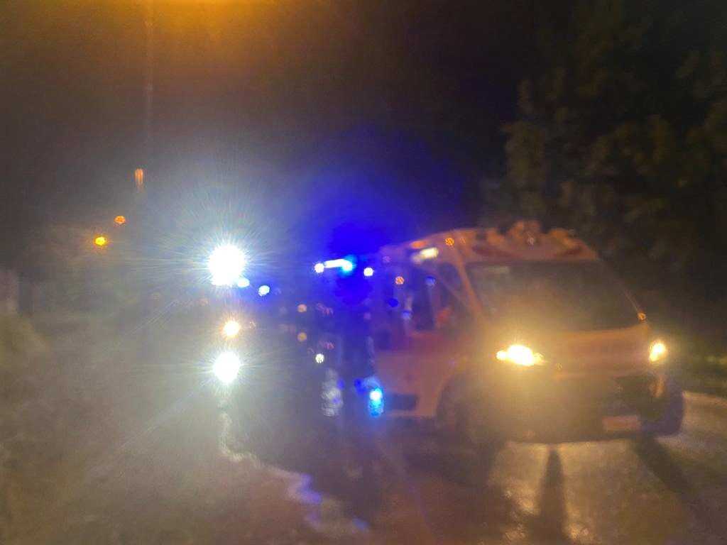 Grave incidente tra auto, intervengono automedica e Vigili del Fuoco