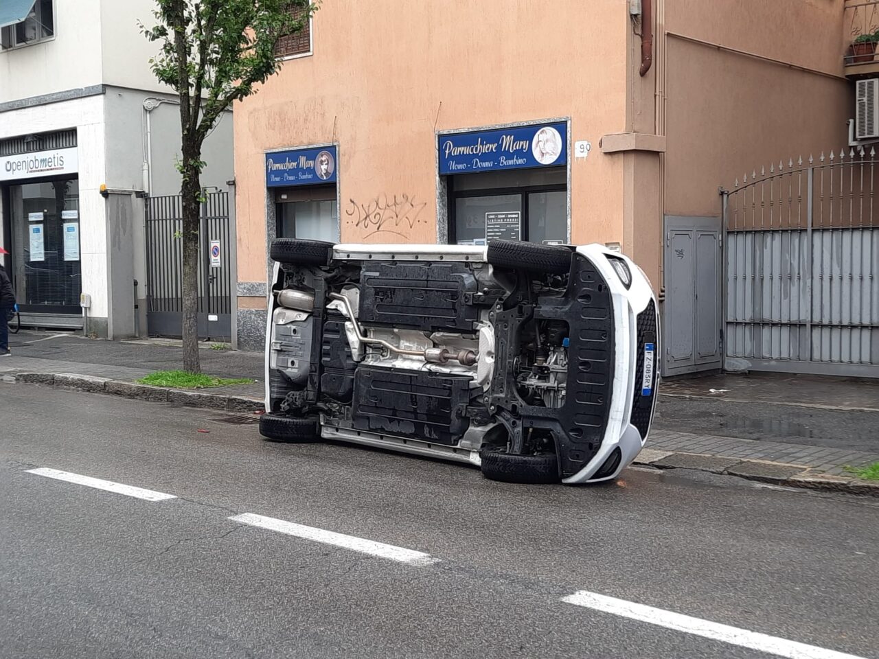 Auto si ribalta, paura per una 28enne